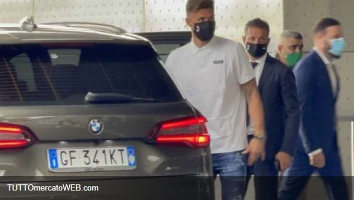 Olivier Giroud tiba untuk menjalani tes medis di AC Milan.
