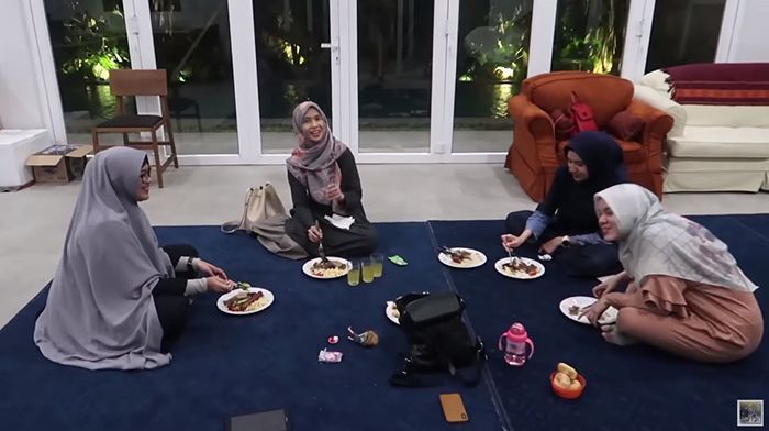 Ruang keluarga rumah Dewi Sandra