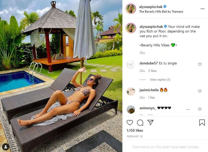 Penampilan Alyssa Spischak mengenakan bikini seksi