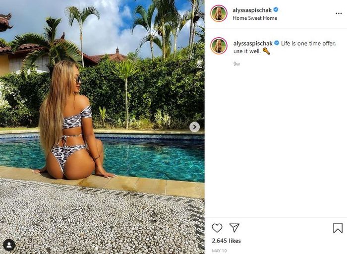 Penampilan Alyssa Spischak mengenakan bikini seksi