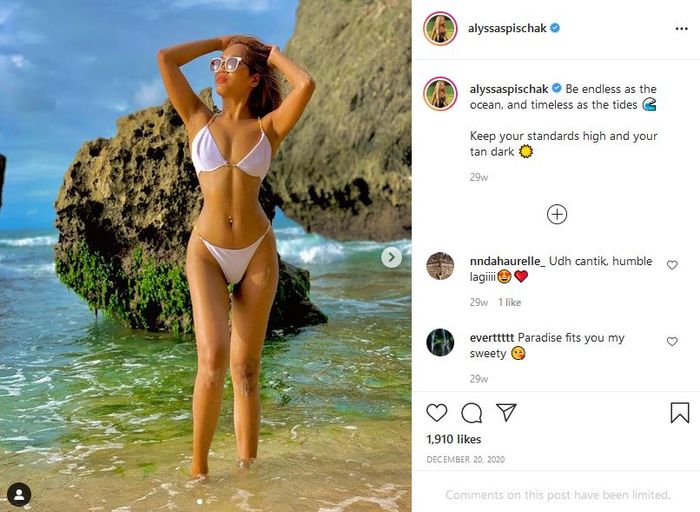 Penampilan Alyssa Spischak mengenakan bikini seksi