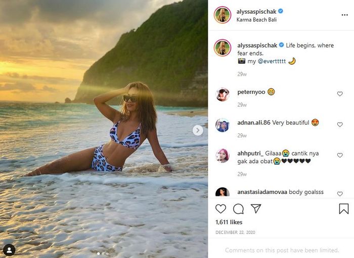 Penampilan Alyssa Spischak mengenakan bikini seksi