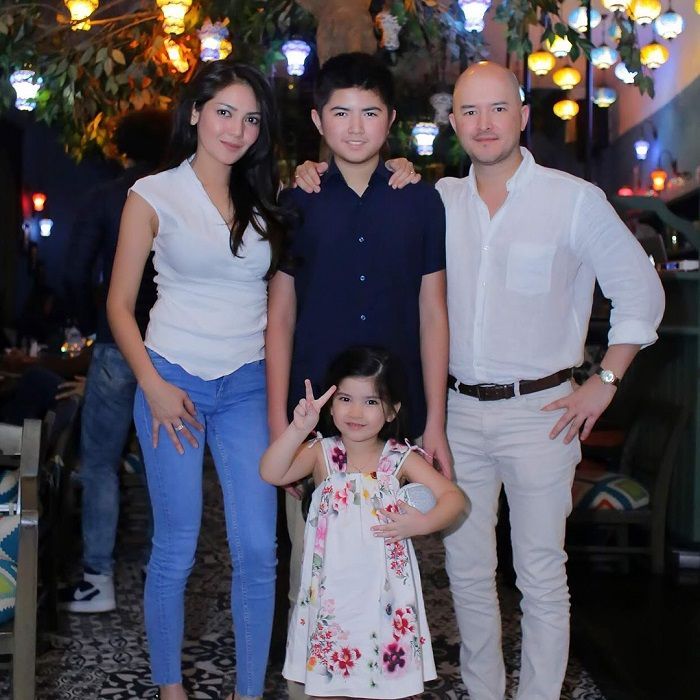 Alex Tian bersama sang putra kandung dan keluarga kecilnya