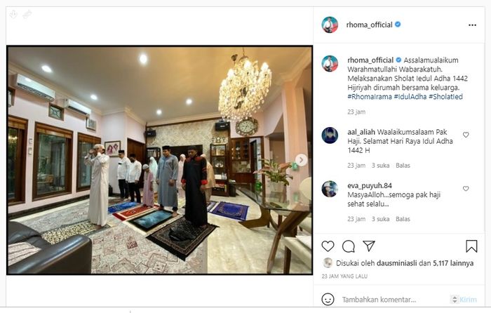 Ruang tamu di rumah artis Rhoma Irama