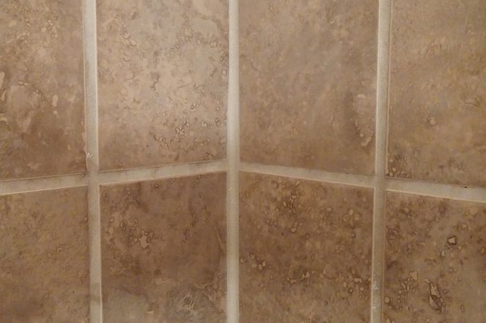 Cara bersihkan noda putih di nat kamar mandi akibat air sadah bisa menggunakan bahan yang ada di rumah.