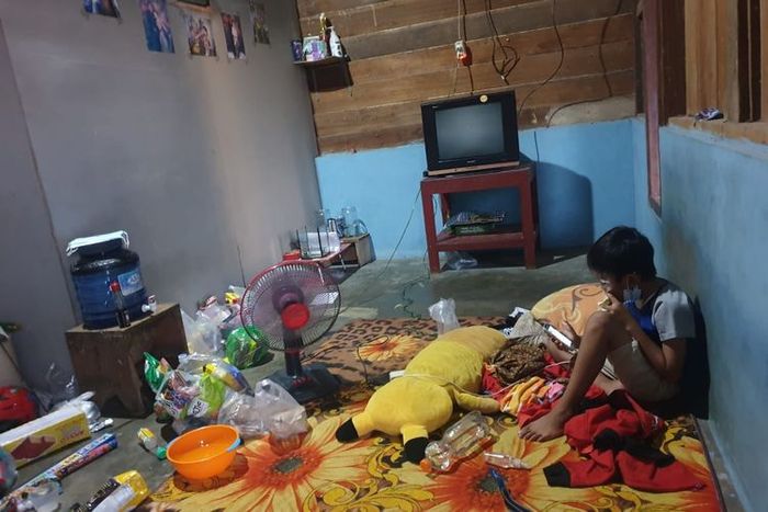 Vino saat menjalani isolasi mandiri di rumah dengan fasilitas seadanya.