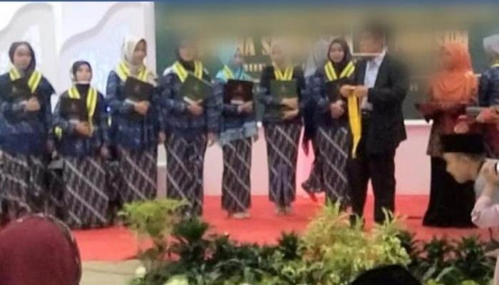 Diduga foto kelulusan Prillia Berliani saat di sekolah menengah.
