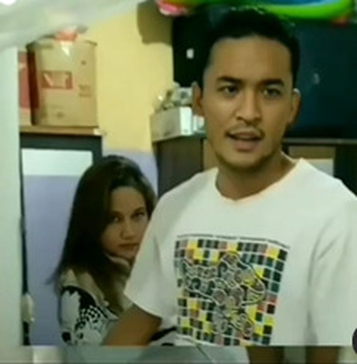 Prillia Berliani sembunyi di balik Anoure, pramugara yang selingkuh dengan pramugari.