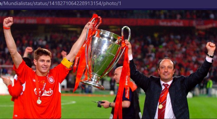 Steven Gerrard dan Rafael Benitez berhasil membawa Liverpool mengangkat trofi Liga Champions pada musim 2004-2005. 