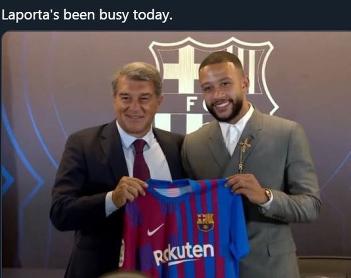 Memphis Depay berpose bersama presiden klub Barcelona, Joan Laporta.