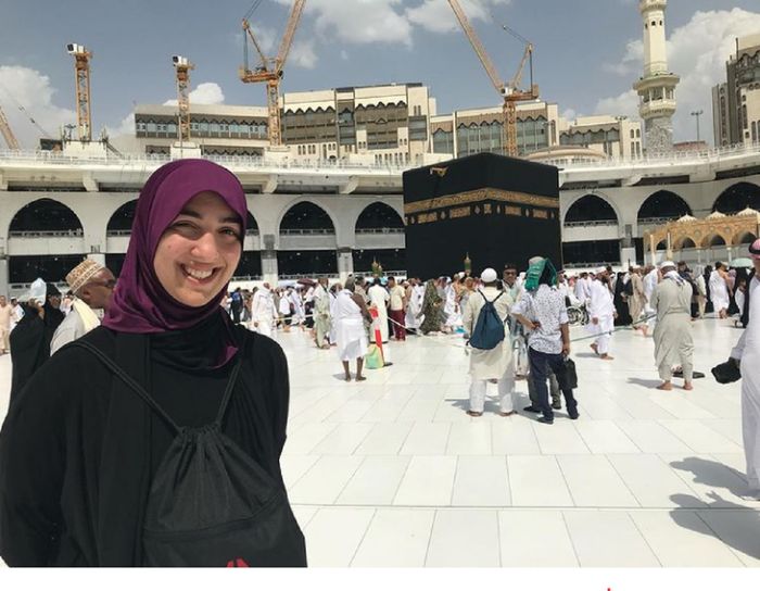 Hadia Hosny ketika berada di area Ka'bah, bangunan suci di dalam Masjidilharam, Mekah, Arab Saudi, April 2021. Hadia menjadi atlet Olimpiade Tokyo 2020 paling langka, karena merupakan anggota DPR sekaligus calon doktor farmakologi.