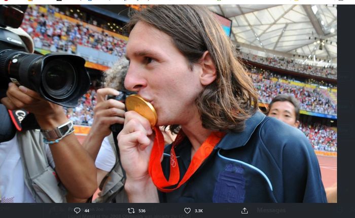 Lionel Messi mencium medali emas Olimpiade 2008 di Beijing yang dimenangi timnas Argentina.