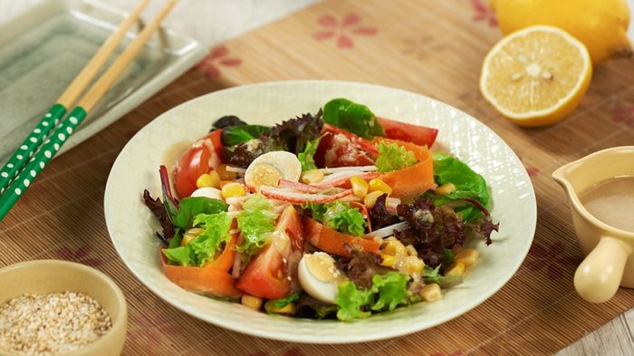 Salad sayuran ini memiliki tekstur segar dan rasa yang gurih. Sehingga saat cocok untuk kamu yang dianjurkan makan sehat tapi tetap bisa makan enak.