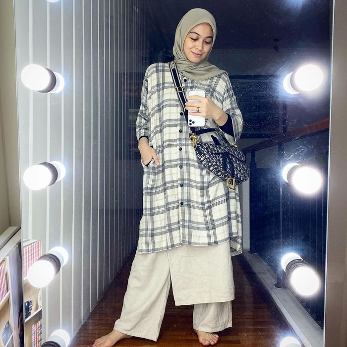 Ruang wardrobe Omesh dan Dian Ayu
