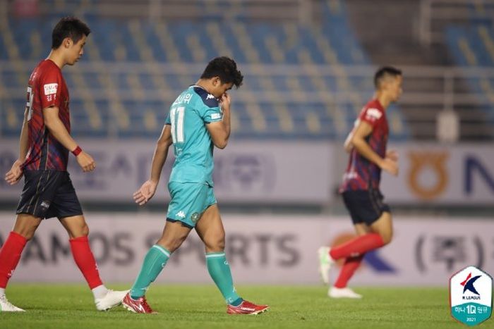 Ekspresi Asnawi Mangkualam setelah gagal mengeksekusi penalti dalam laga pekan ke-22 K-League 2 melawan Sangju Sangmu, Sabtu (24/7/2021).