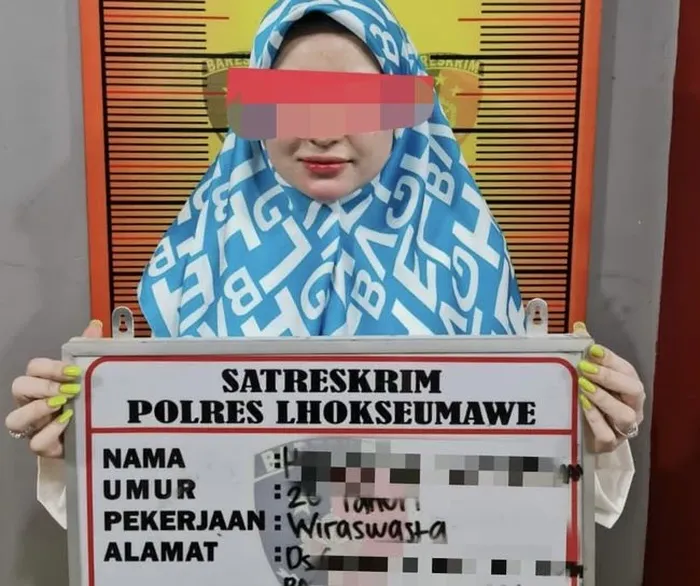 Foto asli Barbie Aceh Herlin Kenza saat berada di kantor Polres Lhoseumawe menjadi sorotan.
