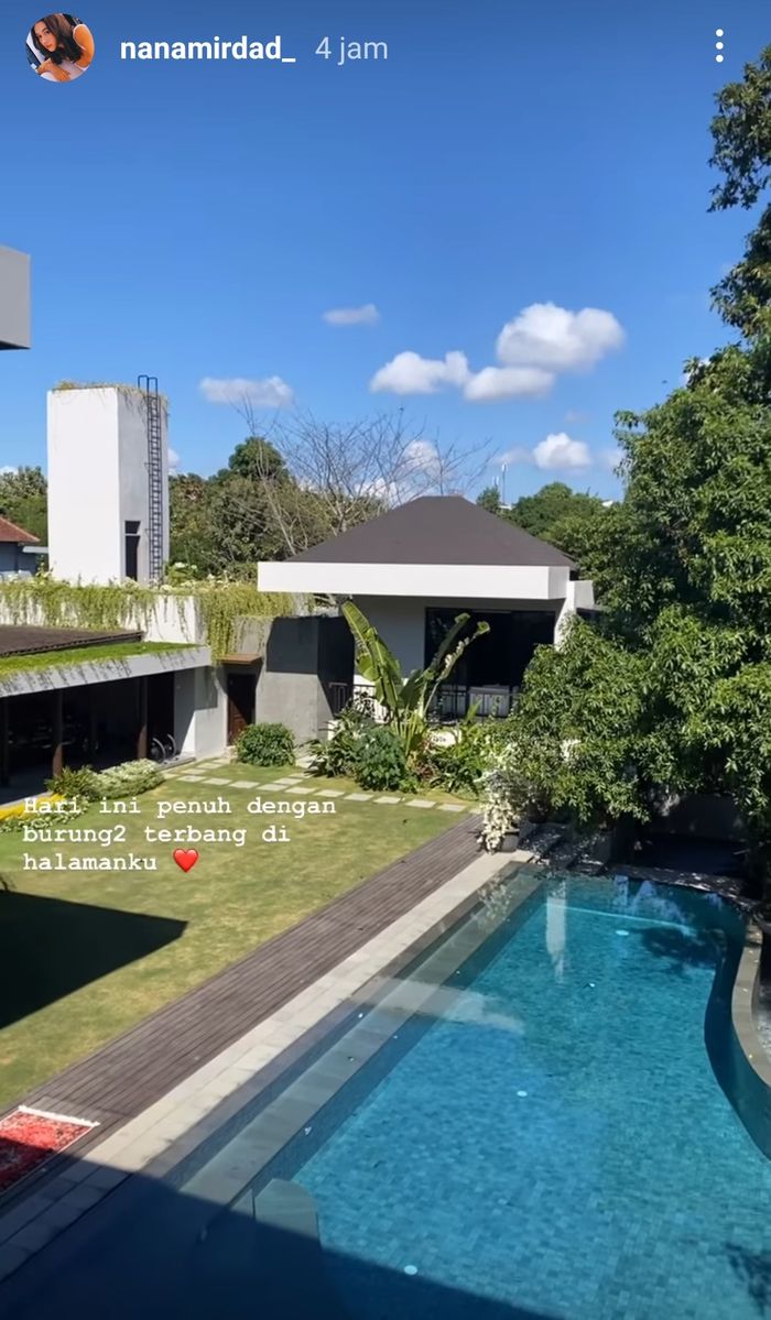Halaman di rumah artis Nana Mirdad dan Andrew White  yang dipenuhi burung beterbangan.
