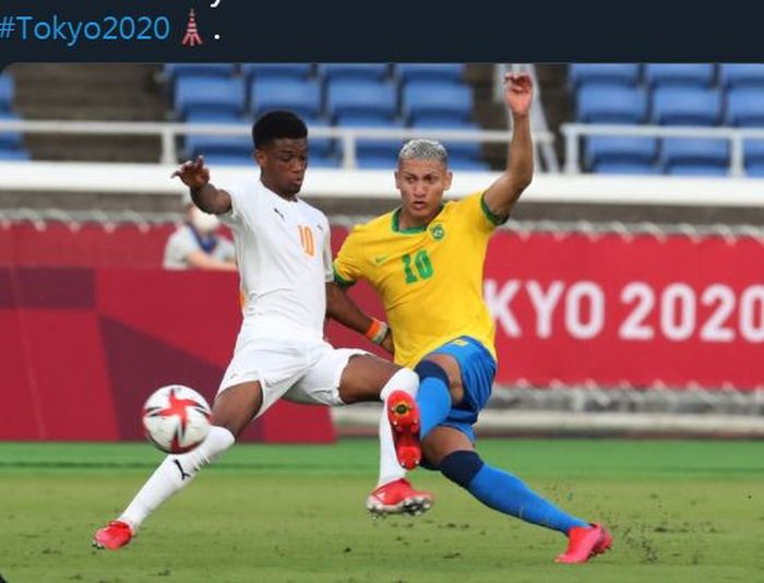 Richarlison (kanan) berebut bola dengan Amad Diallo dalam partai Brasil vs Pantai Gading di Olimpiade 2020.