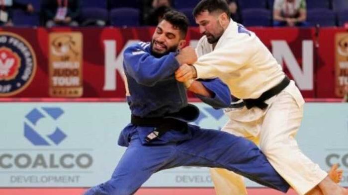 (kiri) Atlet judo Aljazair, Fethi Nourine.