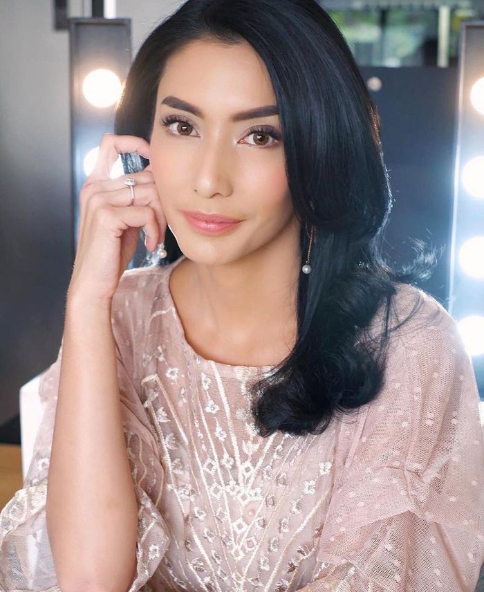 Makeup natural ala Tyas Mirasih.