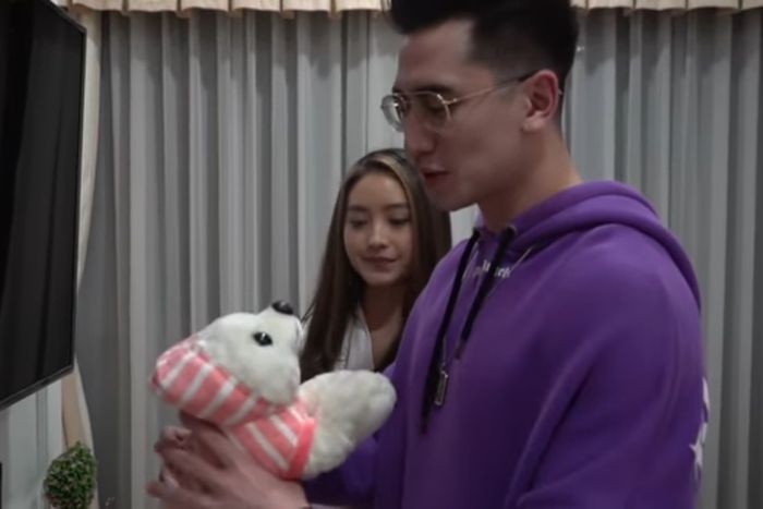 Boneka yang pernah diberikan Verrell Bramasta masih tertata rapi di rumah artis Natasha Wilona