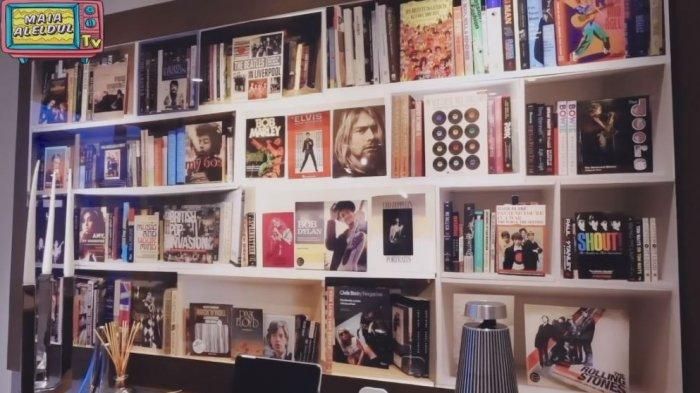 Rak buku milik Irwan Mussry
 