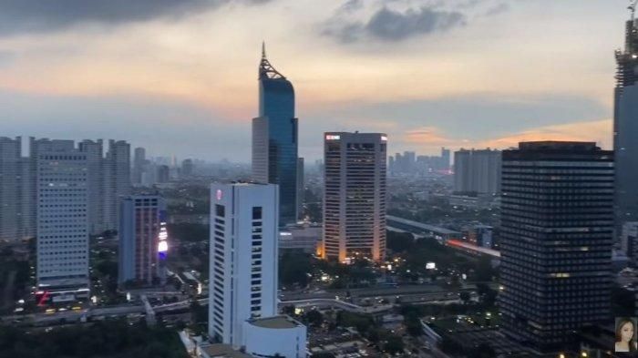 Pemandangan ibu kota dari apartemen Maia Estianty dan Irwan Mussry
 