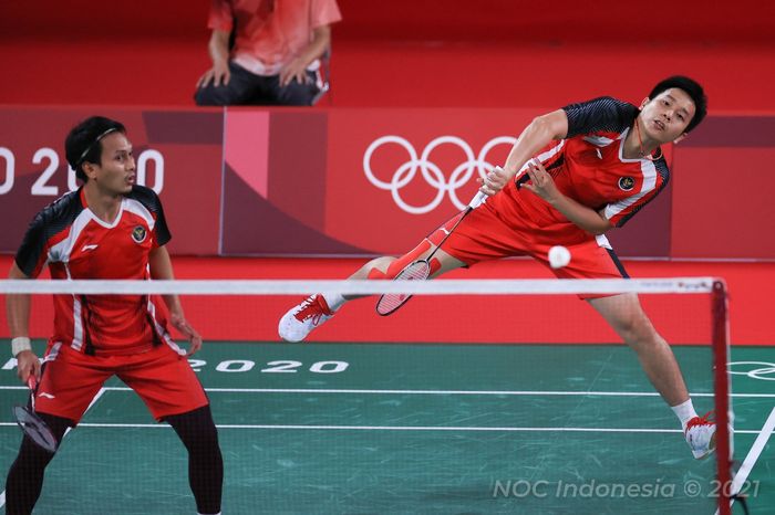 Pasangan ganda putra Indonesia, Mohammad Ahsan/Hendra Setiawan, saat menjalani pertandingan melawan Takeshi Kamura/Keigo Sonoda (Jepang) pada babak perempat final Olimpiade Tokyo 2020 di Musashino Forest Sport Plaza, Tokyo, Jepang, Kamis (29/7/2021).