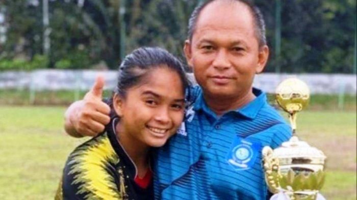 Kapten timnas putri Indonesia, Ade Mustikiana Oktafiani, bersama sang ayah, Fila Hadianto yang merupakan pelatih tim PON sepakbola putri Bangka Belitung.