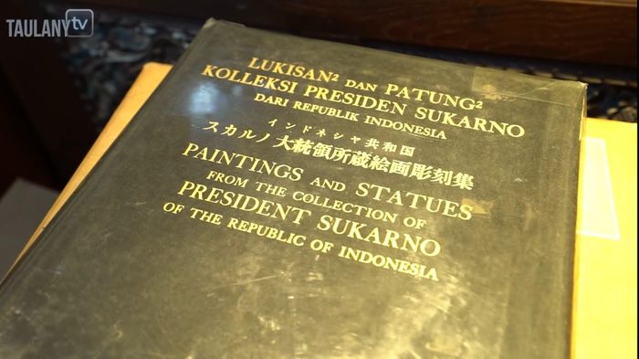 Koleksi buku Ahmad Dhani, buku tentang Presiden Sukarno.