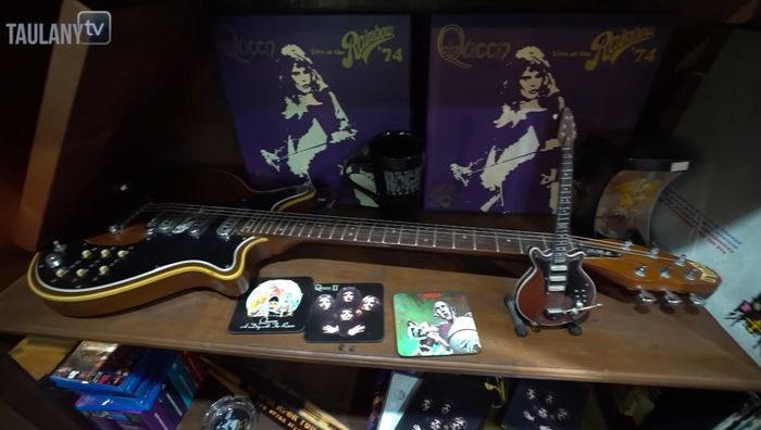 Koleksi gitar di rumah Ahmad Dhani.