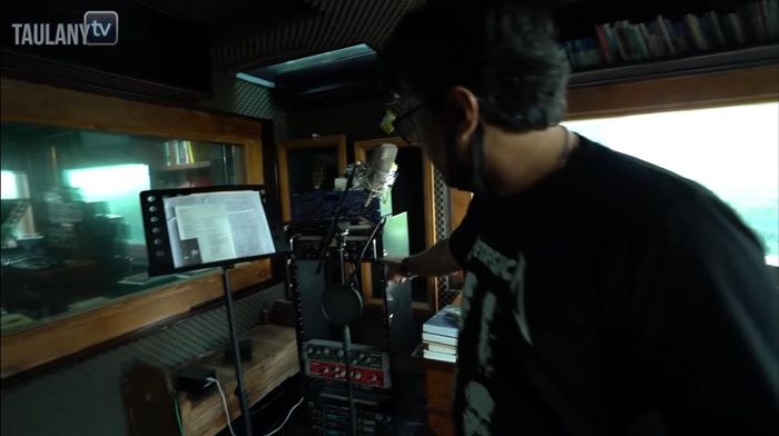 Andre Taulany melihat studio rekaman di rumah Ahmad Dhani.
