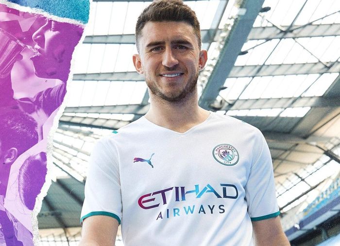 Ada Pesan Unik dari Jersey Away Manchester City Musim 2021 22