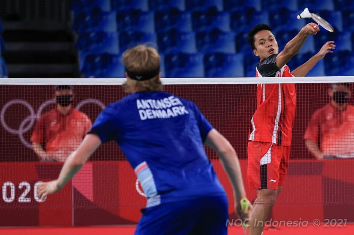 Pebulu tangkis tunggal putra Indonesia, Anthony Sinisuka Ginting, saat bertanding melawan Anders Antonsen pada babak perempat final Olimpiade Tokyo 2020 di Musashino Forest Sport Plaza, Tokyo, Jepang, Sabtu (31/7/2021).