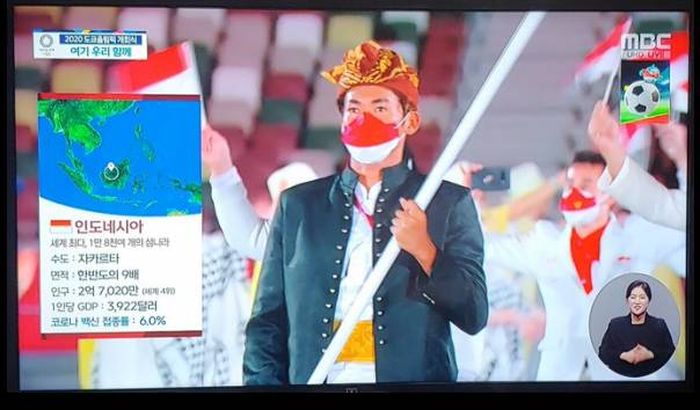 Tangkapan layar penayangan kontingen Indonesia dalam upacara pembukaan Olimpiade Tokyo yang disiarkan oleh televisi MBC Korea Selatan pada Jumat (23/7/2021). 