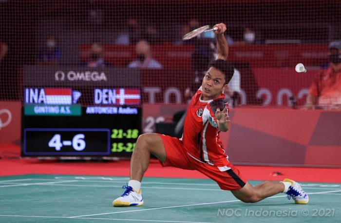 Anthony Ginting menumbangkan lawannya dari Malaysia dalam perempat final Thomas Cup 2020. 