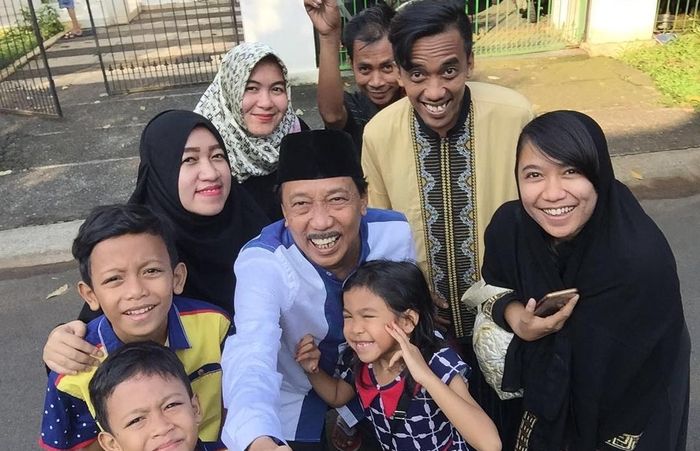 Potret Doyok bersama keluarga