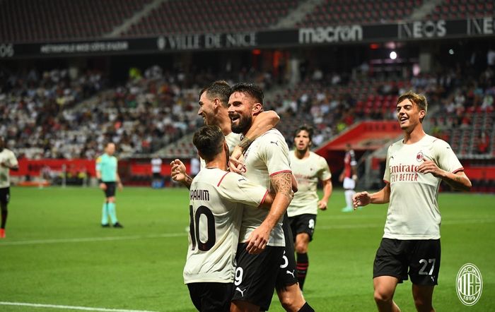 Penyerang AC Milan, Olivier Giroud, merayakan gol ke gawang OGC Nice dalam laga pramusim, Sabtu (31/7/2021).