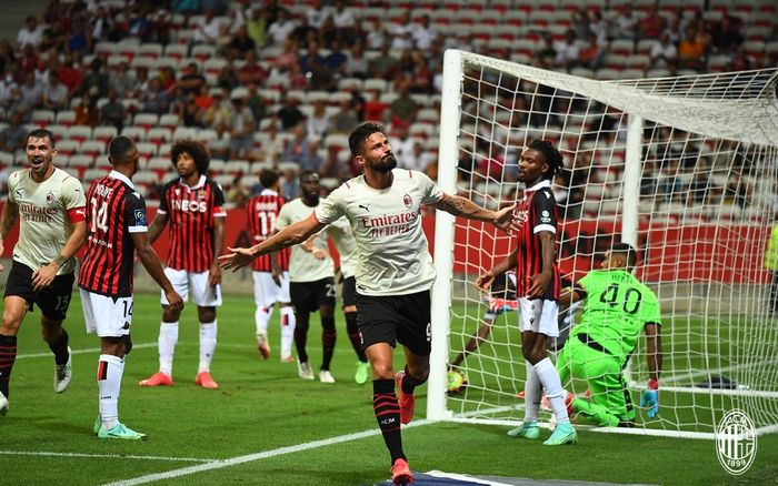 Penyerang AC Milan, Olivier Giroud, merayakan gol ke gawang OGC Nice dalam laga pramusim, Sabtu (31/7/2021).