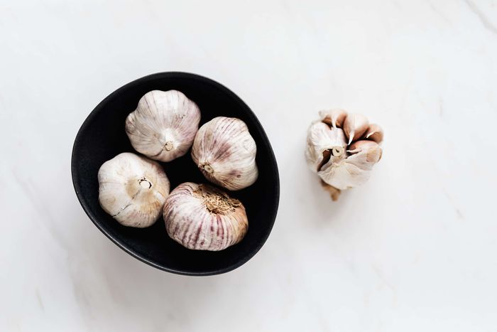 Black garlic lebih manis dibandingkan bawang putih biasa.