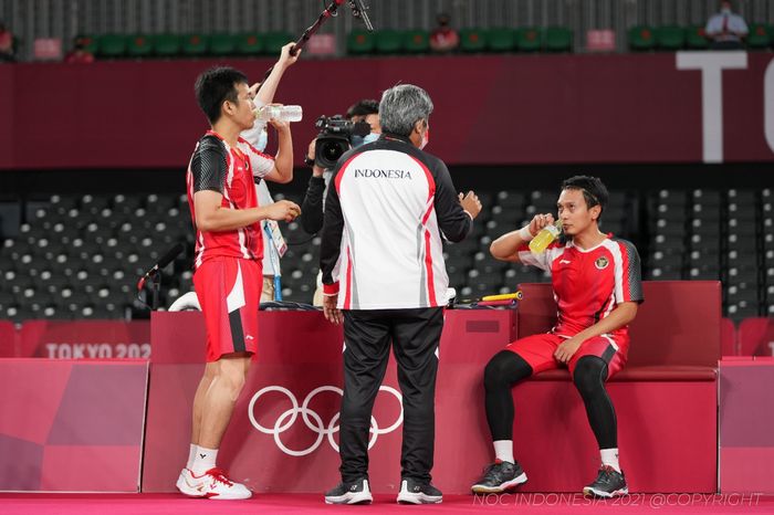 Pasangan ganda putra Indonesia, Mohammad Ahsan/Hendra Setiawan, mendengarkan arahan pelatih, Herry Iman Pierngadi pada perebutan medali perunggu Olimpiade Tokyo 2020 di Musashino Forest Plaza, Sabtu (31//7/2021).