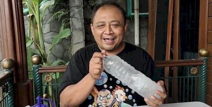 Ahli Virus Mohammad Indro Cahyono mengatakan garam yang banyak tertimbun di Sumenep bisa hilangkan virus corona.