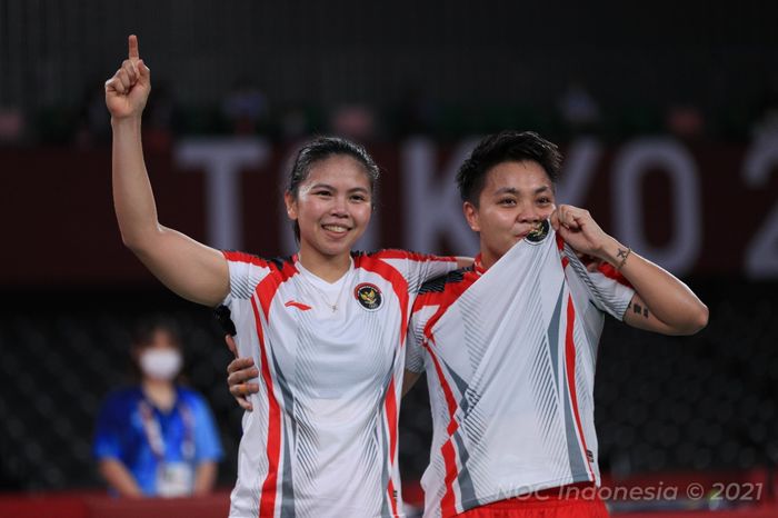 Pasangan ganda putri Indonesia, Greysia Polii/Apriyani Rahayu, berpose setelah memastikan medali emas Olimpiade Tokyo 2020 di Musashino Forest Plaza, Senin (2/8/2021).