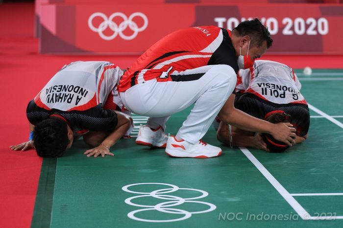 Pelatih ganda putri Indonesia, Eng Hian, memberikan selamat kepada Greysia Polii/Apriyani Rahayu, setelah final Olimpiade Tokyo 2020 di Musashino Forest Plaza, Senin (2/8/2021).