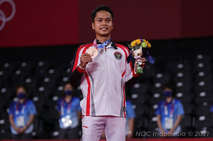 Pebulu tangkis tunggal putra Indonesia, Anthony Sinisuka Ginting, berpose dengan medali perunggu Olimpiade Tokyo 2020 di Musahino Forest Plaza, Senin (2/8/2021).