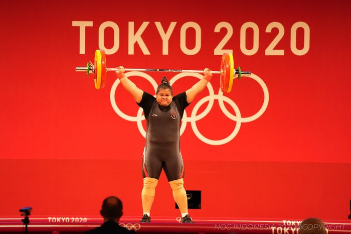 Ketika lifter putri Indonesia, Nurul Akmal, berhasil mengangkat beban dengan sempurna pada Olimpiade Tokyo 2020 di Tokyo International Forum, Senin (2/8/2021). 