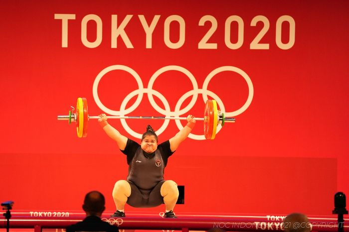 Ketika lifter putri Indonesia, Nurul Akmal, mencoba menyempurnakan mengangkat beban pada Olimpiade Tokyo 2020 di Tokyo International Forum, Senin (2/8/2021).  
