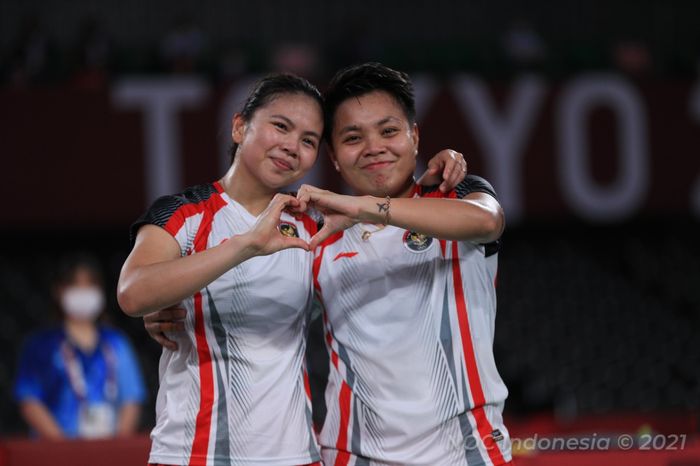 Pasangan ganda putri Indonesia, Greysia Polii/Apriyani Rahayu, berpose setelah memastikan medali emas Olimpiade Tokyo 2020 di Musashino Forest Plaza, Senin (2/8/2021).