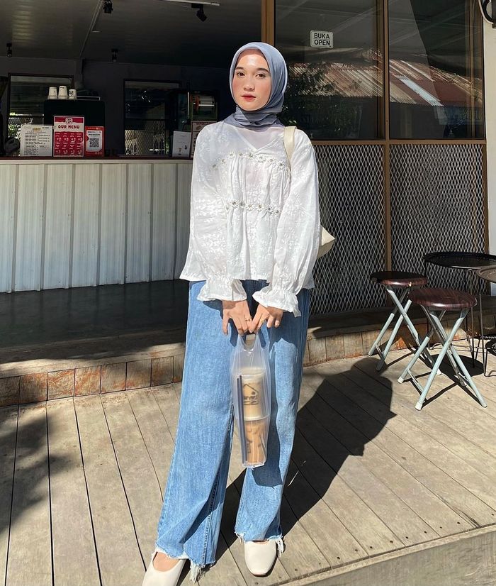 Padu Padan Outfit Hijab dengan Blus Putih untuk Tampilan Anti Monoton dari  Selebgram Cut Indah Sundari - Semua Halaman - Stylo
