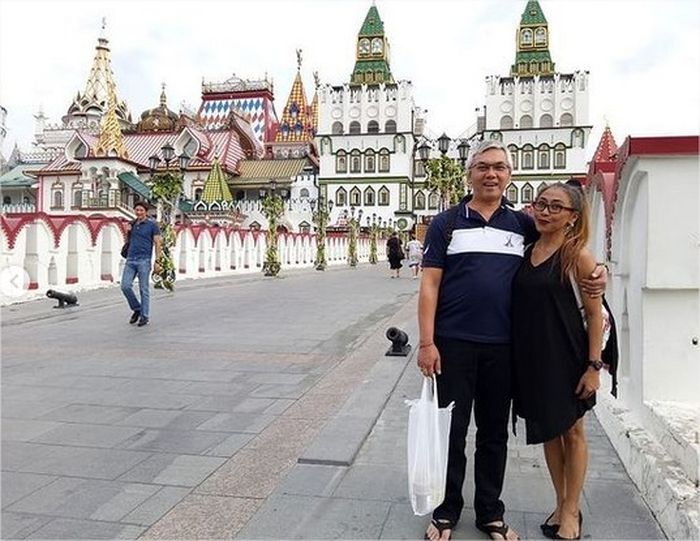 Trie Utami dan suami barunya